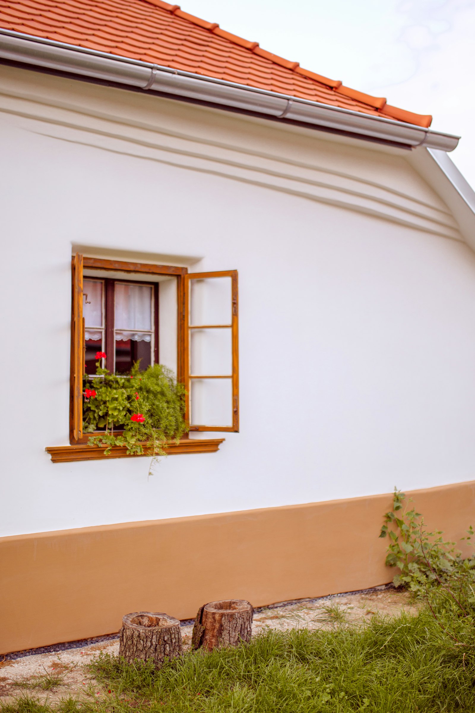 Woning met witte gevel na een volledige renovatie